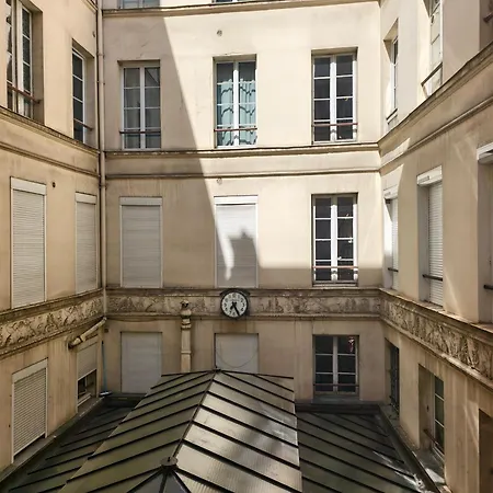 Cosy Next To Louvre